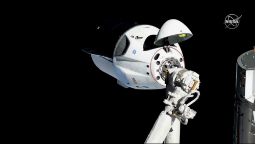 ▲미 나사가 제공한 사진으로 3일 오후 7시50분(한국시간) 스페이스X의 첫 모형 유인 캡슐 드래곤 호가 우주정거장의 사령선인 하모니 모듈에 20m 거리로 접근하는 상황이다. 나사/AP뉴시스
