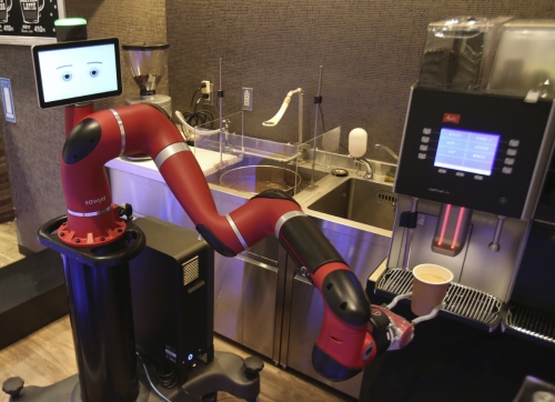 ▲일본 도쿄에서 지난해 2월 2일(현지시간) 로봇 바리스타가 커피를 만들고 있다. 일본 정부는 최근 인공지능(AI) 인재를 연간 25만 명 육성한다는 새 목표를 수립했다. 도쿄/AP뉴시스 
