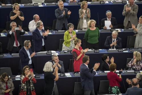 ▲작년 9월 프랑스 스트라스부르의 유럽의회에서 표결 후 박수를 치고 있는 유럽의회 의원들. 스트라스부르/AP뉴시스
