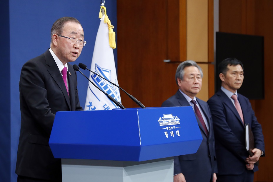 ▲반기문 전 유엔 사무총장이 21일 오후 청와대 춘추관 대브리핑룸에서 문재인 대통령을 만난 뒤  '미세먼지 해결을 위한 범사회적 기구' 위원장을 수락한 것과 관련, 입장을 밝히고 있다. 오른쪽은 김숙 전 유엔주재 대사와 김연명 사회수석.(연합뉴스)