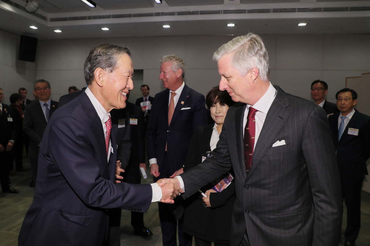 ▲전경련은 벨기에경제인연합회와 공동으로 27일 전경련회관 컨퍼런스센터에서 양국 정부·기업인 관계자 120여명이 참석한 가운데 필리프 벨기에 국왕을 초청하여 '한-벨기에 비즈니스 포럼'을 개최, 허창수 전경련 회장(왼쪽)과 필리프 벨기에 국왕이 악수하고 있다.(사진 제공=전경련)