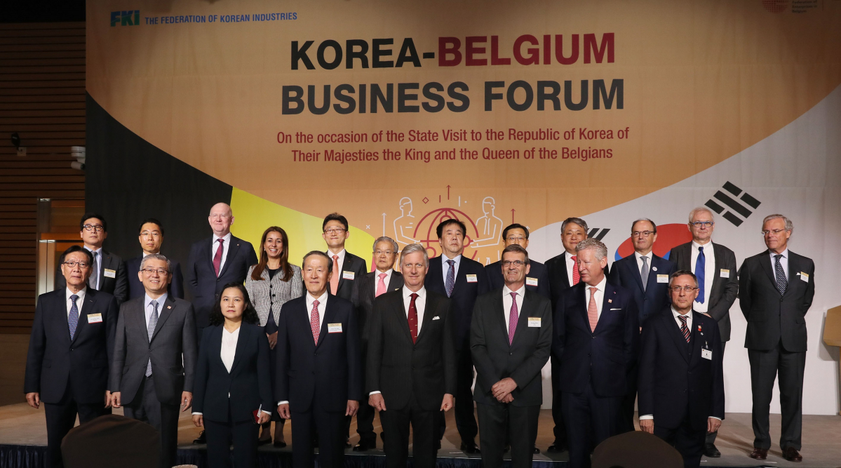 ▲앞줄 왼쪽 세번째부터 유명희 산업부 통상교섭본부장, 허창수 전경련 회장, 필리프 벨기에 국왕, 베르나르 질리오 벨기에경제인연합회 회장, 피터 드 크램 벨기에 행정안전부 장관. (사진 제공=전경련)