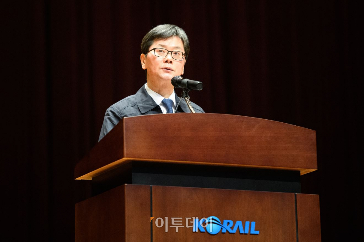 ▲손병석 코레일 사장이 27일 경기도 고양시 수도권철도차량정비단에서 열린 취임식에서 취임사를 하고 있다.(사진제공=코레일)