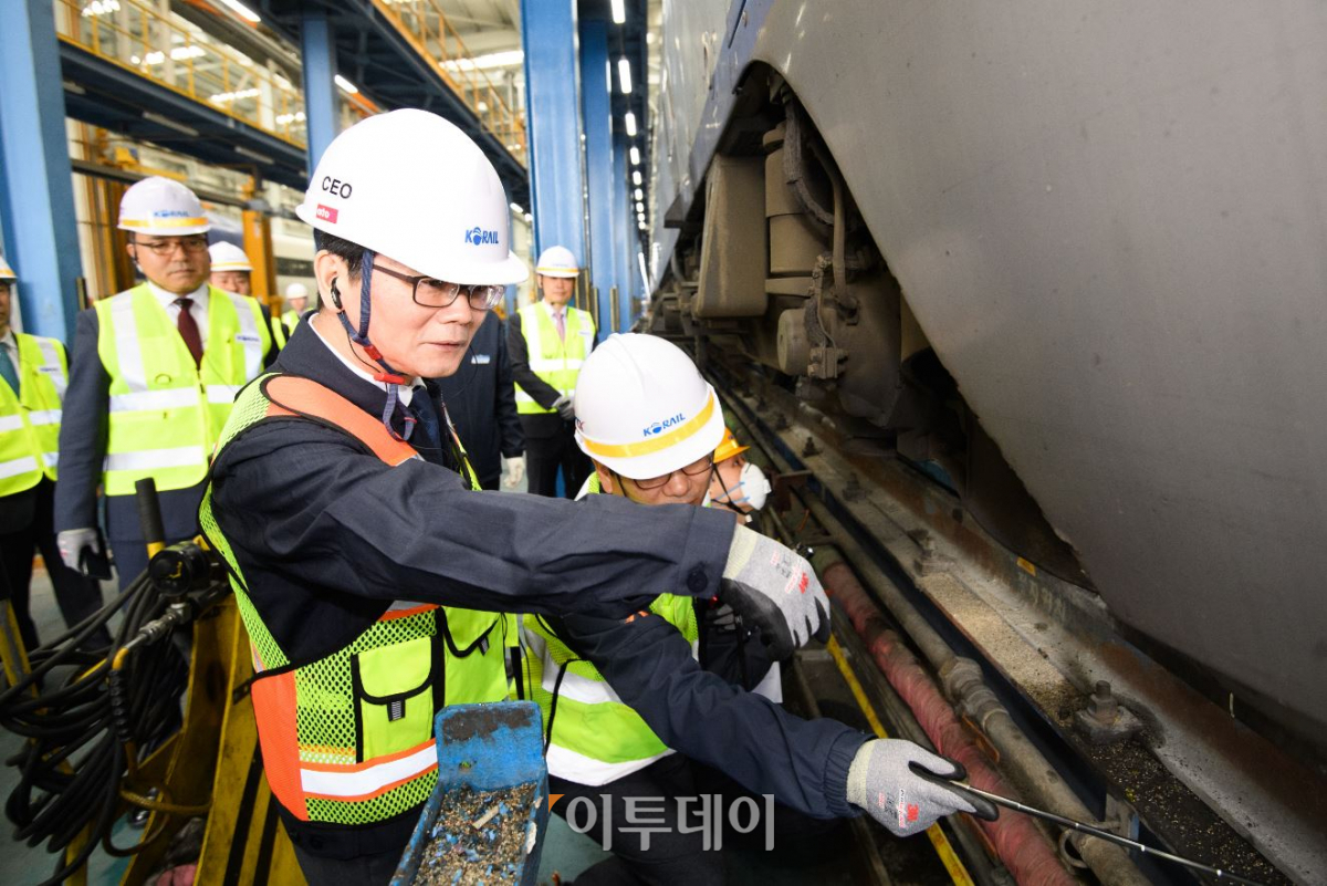 ▲손병석 코레일 사장이 27일 취임식을 마치고 KTX 정비 현장을 점검하고 있다.(사진제공=코레일)