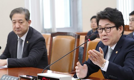 ▲환경부 조명래 장관(오른쪽)과 박천규 차관(연합뉴스)