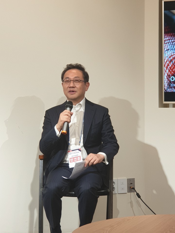 ▲안건준 벤처기업협회장이 27일 서울 여의도 르호봇 블록큐브에서 열린 2019 벤처기업협회 기자간담회에서 모두 발언을 하고 있다.(사진=이재훈 기자)