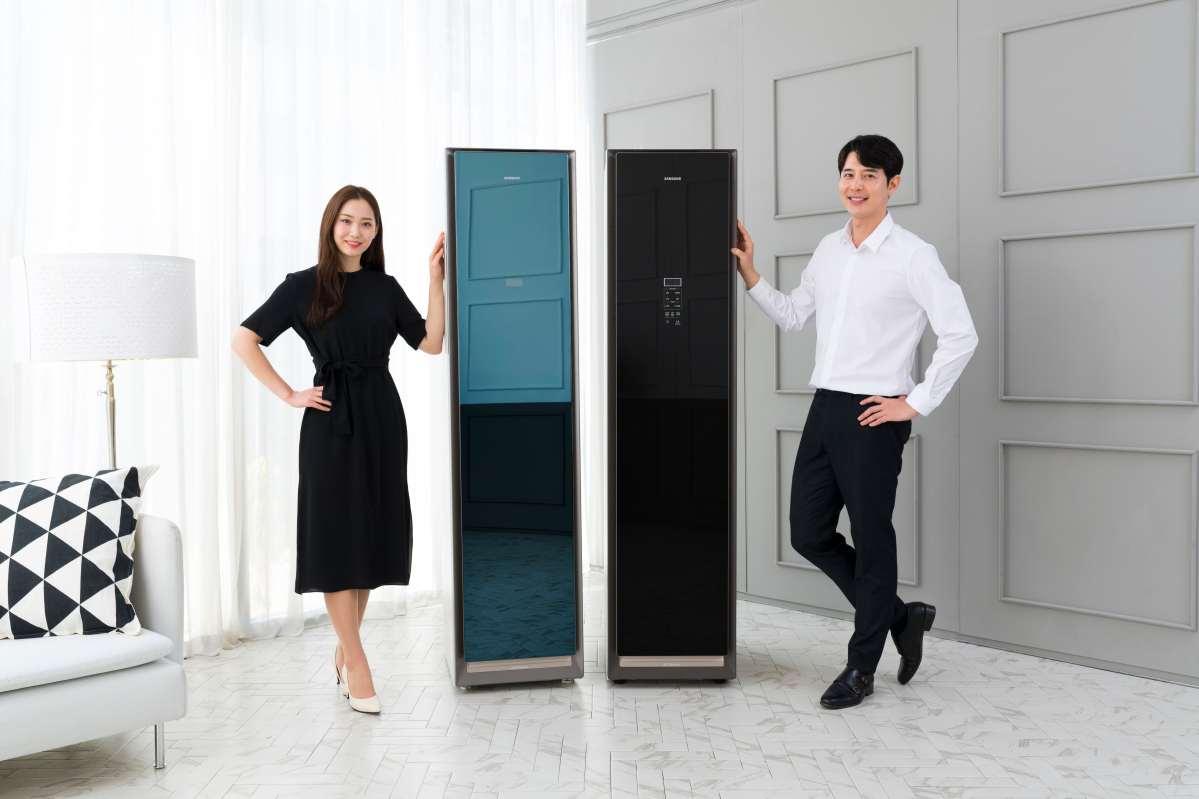 ▲삼성전자가 의류청정기 '에어드레서' 블랙에디션 모델 2종을 28일 출시했다. 삼성 에어드레서 블랙에디션 '크리스탈미러' 모델(왼쪽)과 '다크블랙' 모델.(사진제공 삼성전자)