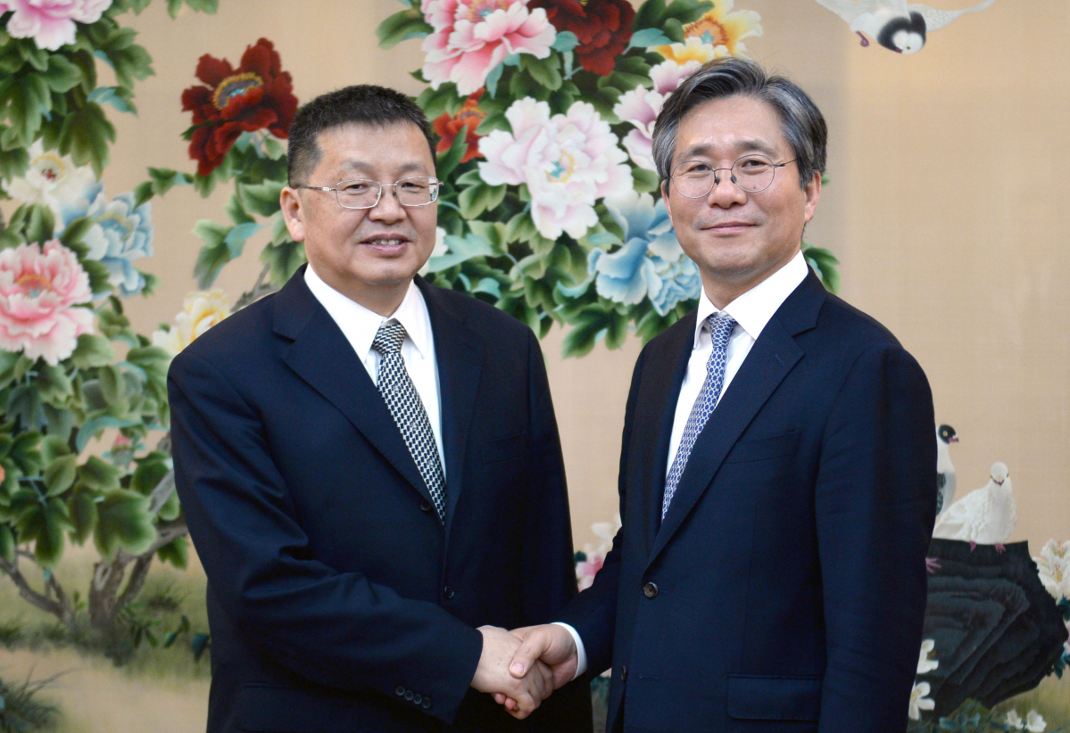 ▲성윤모(오른쪽) 산업통상자원부 장관은 27일 중국 베이징을 찾아 장젠화(章建華) 국가에너지국장(장관급)과 양국 에너지 협력을 논의했다.(사진 제공=산업통상자원부)