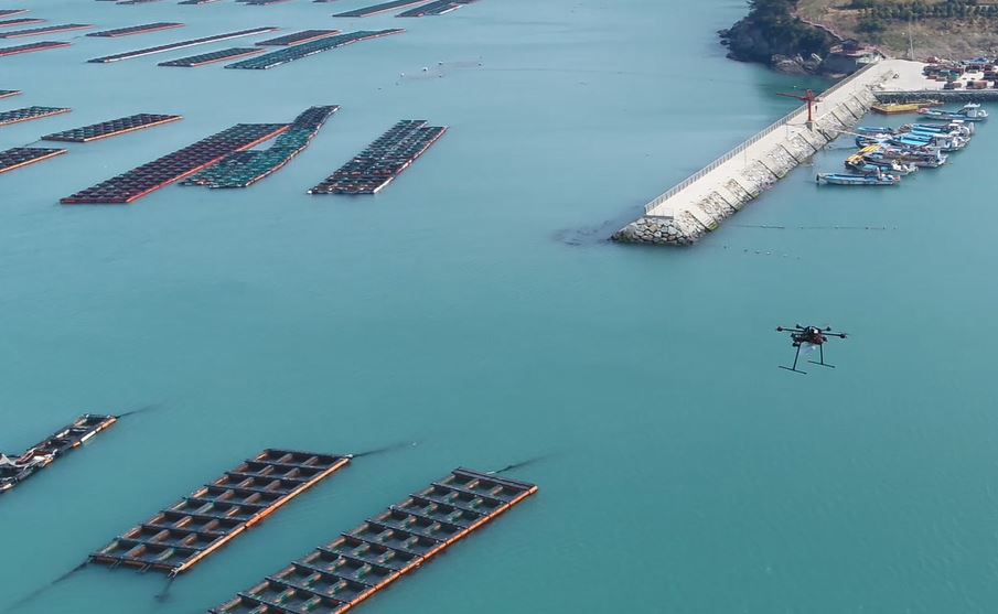 ▲사진은 LG유플러스 스마트 드론이 전남 완도군 망남리 인근의 전복 양식장 주변을 정찰하고 있다.(사진제공= LG유플러스)