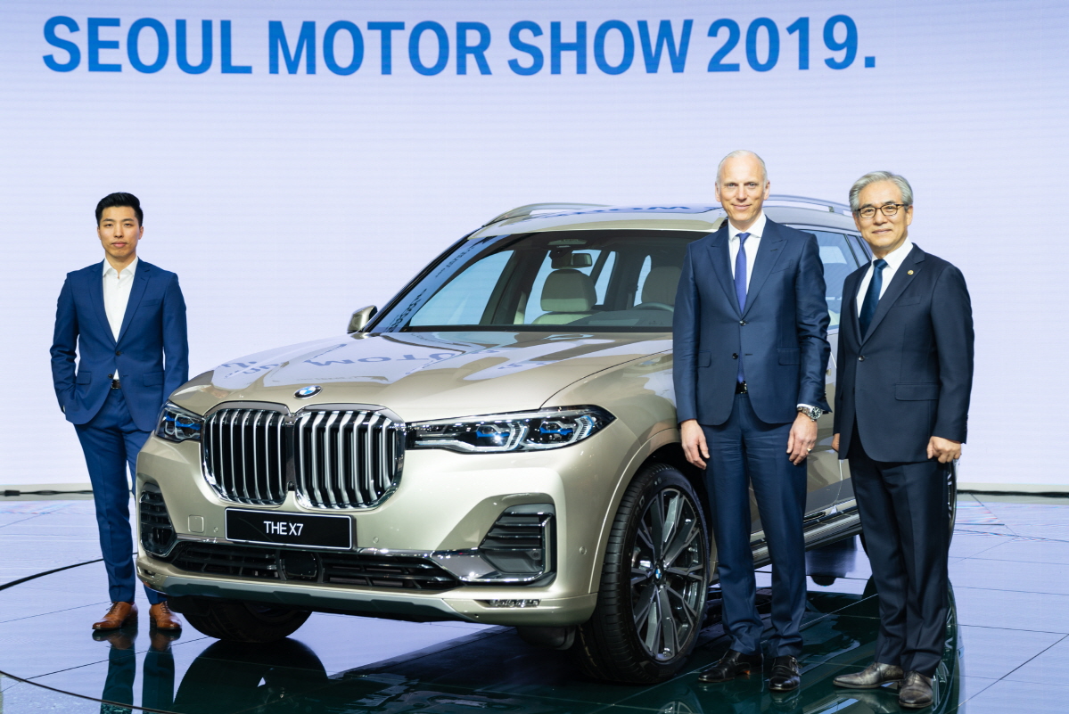 ▲BMW 그룹 보드멤버 '피터 노타(Pieter Nota)'와 BMW 그룹 코리아 김효준 회장, BMW 그룹 임승모 디자이너가 뉴 X7과 함께 포즈를 취하고 있다. (사진제공=BMW)