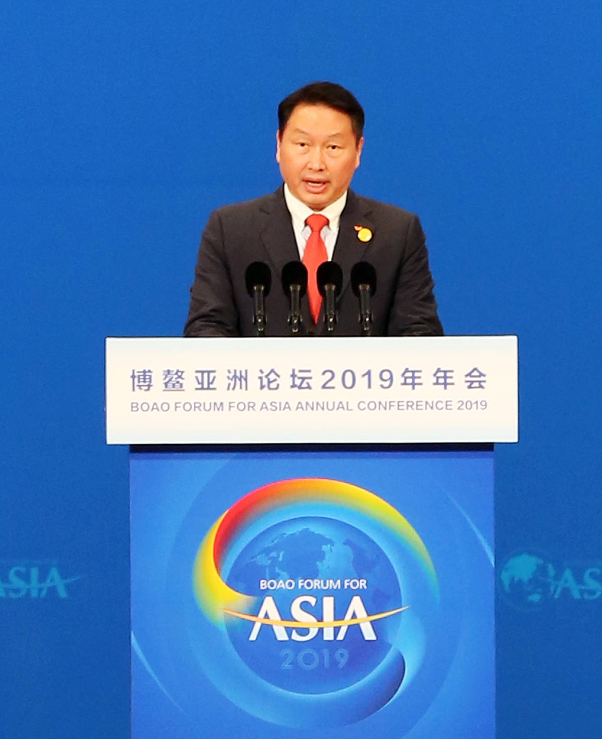 ▲최태원 SK 회장이 28일 중국 하이난에서 열린 보아오포럼 개막식에 한국 경제인 중 유일한 연사로 참석, '사회적 가치의 필요성'에 대해 역설하고 있다.(사진제공=SK그룹)