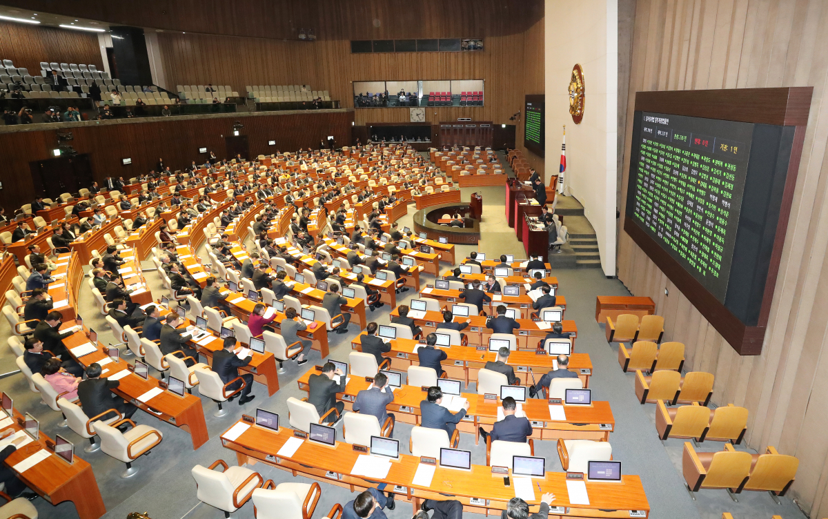 ▲국회법 151조에 명시된 회의장 출입의 제한에 따르면, 문희상 국회의장의 허락이 있을 경우 신보라 의원이 아이를 데리고 출석하는 것이 가능하다. (연합뉴스)