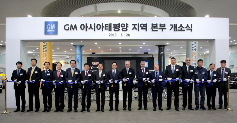 ▲28일 오전 GM 아태지역 본부 개소식에 참석한 (왼쪽부터) 차준택 부평구청장, 최대현 산업은행 부행장, 문승욱 경상남도 경제부지사, 정유섭 국회의원, 박남춘 인천시장, 임서정 고용노동부 차관, 정승일 산업통상자원부 차관, 홍영표 더불어민주당 원내대표, 배리 엥글 GM 아메리카 사장, 줄리안 블리셋 GM 해외사업부문 사장, 앤디 던스탄 GM 아태지역본부 사장, 카허 카젬 한국지엠 사장 겸 CEO, 로베르토 렘펠 GM 테크니컬 센터 사장, 임한택 한국지엠 노조지부장, 문승 한국지엠 협신회 회장이 테이프를 컷팅하고 있다. . 사진제공 한국지엠