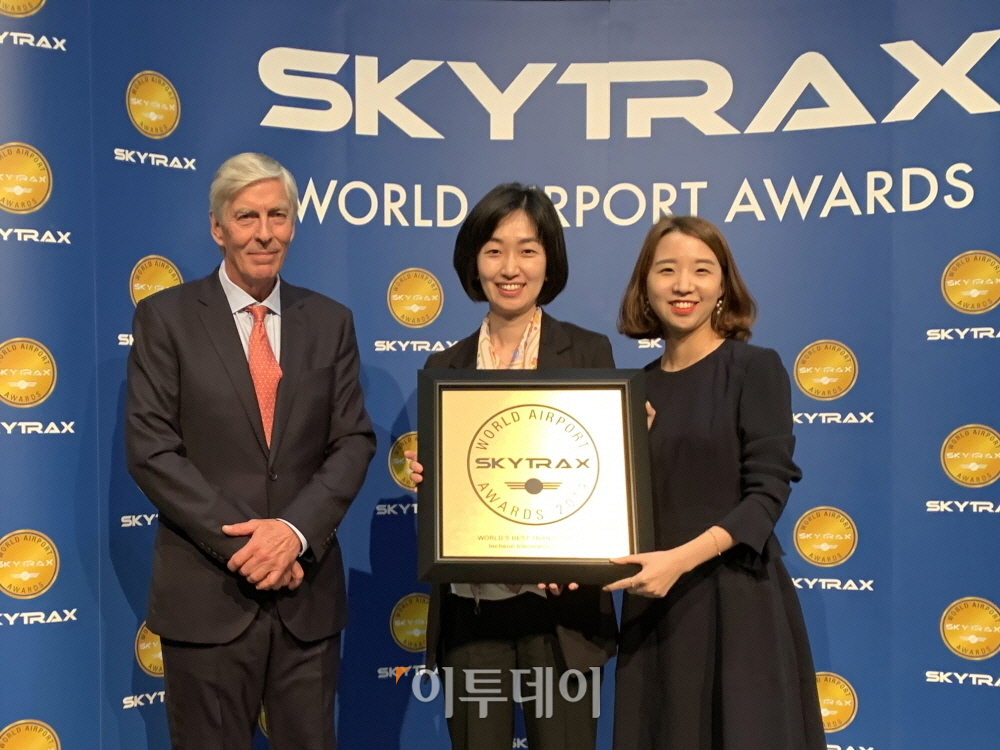 ▲28일 영국 스카이트랙스사 주관으로 영국 런던에서 열린 ‘2019 월드 에어포트 어워즈’에서 인천공항공사의 박수연 CS관리팀장(사진 가운데), 박윤진 사원(사진 오른쪽)이 스카이트랙스 에드워드 플레이스테드 회장으로부터 ‘최고 환승공항상’ 상패를 수여받고 있다.(사진제공=인천국제공항공사)
