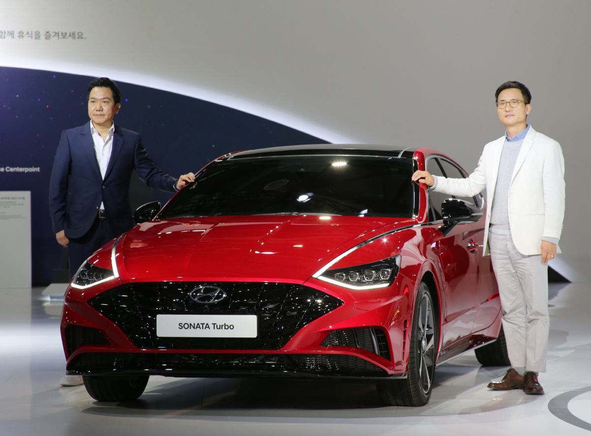▲현대차 8세대 쏘나타는 서울모터쇼를 통해 1.6 터보와 하이브리드를 추가로 공개했다. 터보 모델은 프론트 그릴을 키우고 앞범퍼의 볼륨을 줄이되 강인한 디자인 터치를 심었다. 연합뉴스