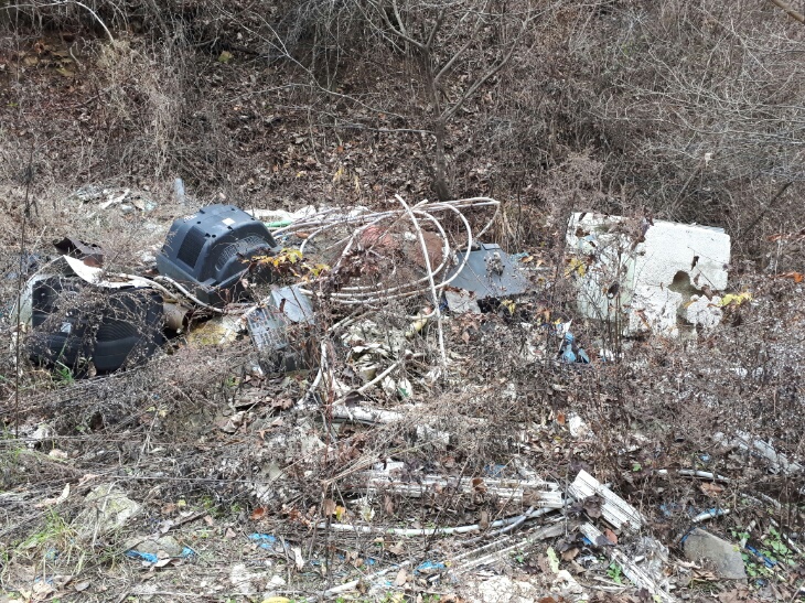 ▲산림청은 올해부터 2023년까지 '우리나라 100대 명산'에 불법 투기한 폐기물을 수거하고 무단으로 설치한 시설물은 철거하겠다고 29일 밝혔다. 사진은 강원 양구군 대암산에 방치된 폐기물.(사진 제공=산림청)