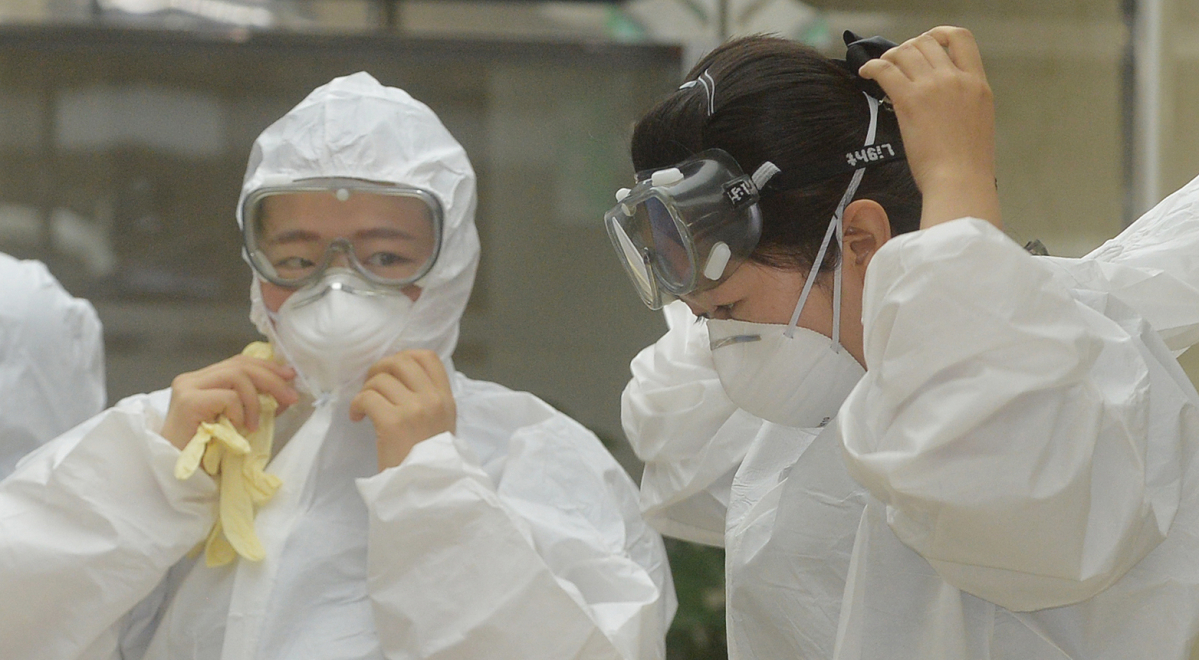 ▲2015년 6월 12일 대전 서구 대청병원에서 군의관과 간호장교가 방역복을 입고 있다. 국방부는 대전시의 요청으로 중동호흡기증후군(메르스) 환자가 발생한 대청병원에서 진료 활동을 펼칠 의료 인력을 파견했다. (사진=뉴시스)