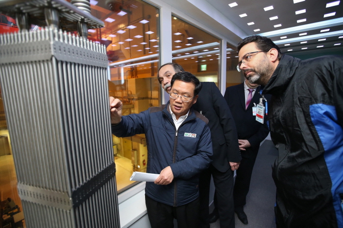 ▲체코 원자력 학계 인사들이 28일 한국수력원자력 고리본부 신고리발전소(제3발전소) 현장을 방문해 관련 설비에 대해 설명을 듣고 있다.(한국수력원자력)