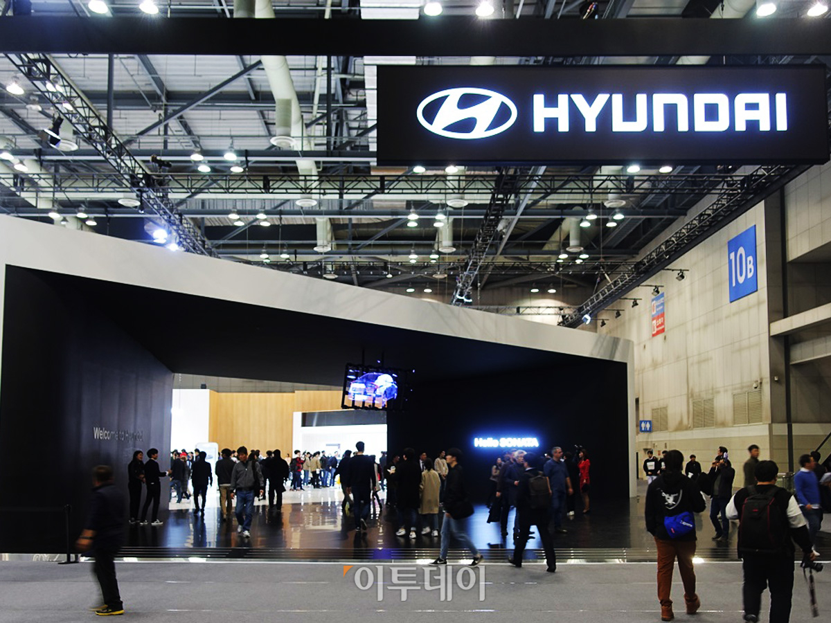 ▲서울모터쇼 개막 첫날, 다양한 전시 내용을 앞세운 현대차 부스는 관람객이 끊임없이 붐비고 있었다. (이재영 기자 ljy0403@)