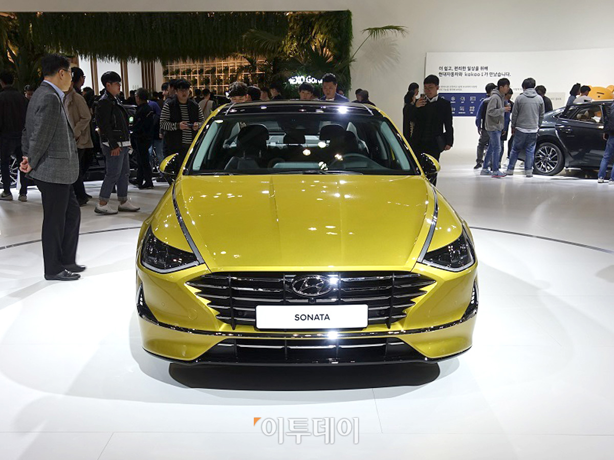 ▲현대차에서 최근 공개한 신형 쏘나타의 모습. 이날 현대차 부스에서 가장 관심을 끈 것이 바로 이 신형 쏘나타였다. (이재영 기자 ljy0403@)