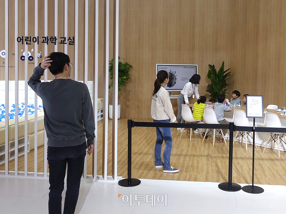 ▲현대차는 수소전기차 넥쏘의 출시에 맞춰 어린이 관람객을 대상으로 '어린이 과학교실'을 열고 수소전기차 넥쏘의 구동 원리를 직접 체험학습하는 자리도 마련했다. (이재영 기자 ljy0403@)