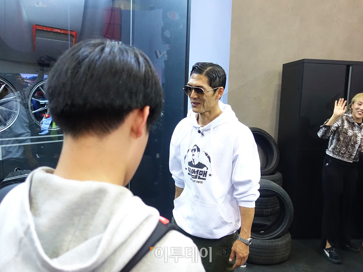 ▲현대차 부스에 갑자기 god 박준형이 떴다. 관람객들은 박준형의 등장에 놀라며 즐거워했다.(이재영 기자 ljy0403@)