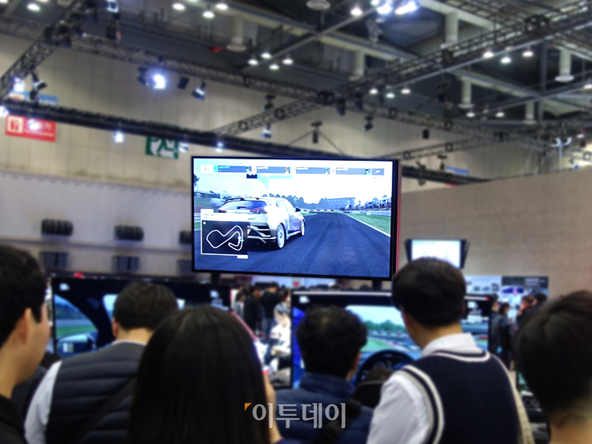 ▲현대차 부스에서는 벨로스터 N 레이싱 게임을 통해 관람객들의 이목을 끌었다.(이재영 기자 ljy0403@)