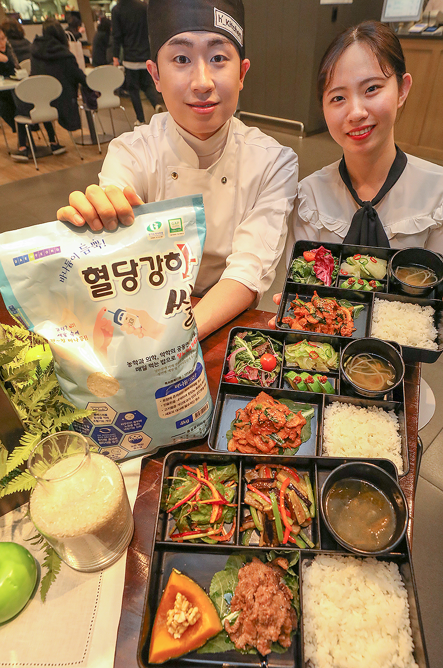 ▲31일 오전, 현대백화점 무역센터점 지하1층 푸드코트에서 직원들이 혈당강하쌀로 만든 건강식을 소개하고 있는 모습(사진제공=현대그린푸드)