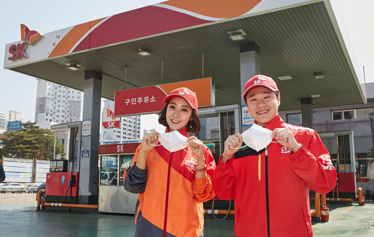 ▲서울 구로구 소재 구인주유소에서 주유원들이 지급 받은 미세먼지 차단 마스크를 들어 보이고 있다.(사진 제공=SK에너지)