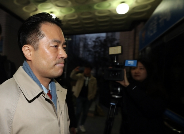 ▲손석희 JTBC 대표이사와 고소전을 벌이고 있는 프리랜서 기자 김웅씨가 1일 오전 서울 마포경찰서에 출석하고 있다. 그는 19시간가량 조사를 받고 나서 2일 오전 1시 40분께 귀가했다. 연합뉴스 