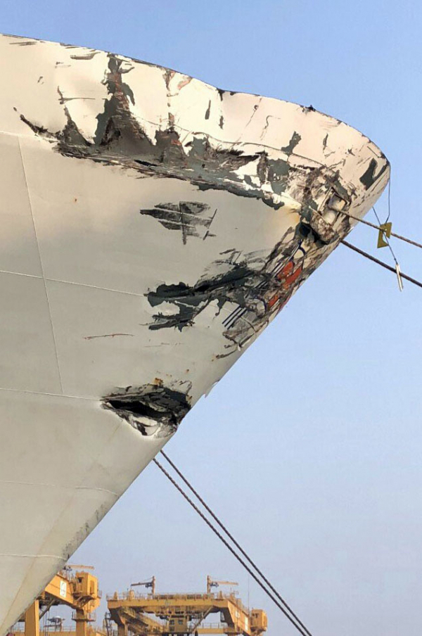 ▲부산 항만에 2일 선박 충돌 사고로 앞부분이 파손된 홍콩 국적 선박이 정박해있다. (연합뉴스)