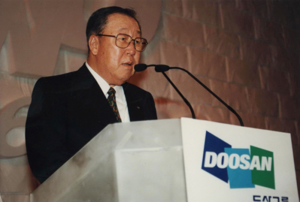 ▲박용곤 두산그룹 명예회장이 1996년 8월 두산그룹 창업 100주년 축하 리셉션에서 인사말을 하고 있다.(사진제공=두산그룹)