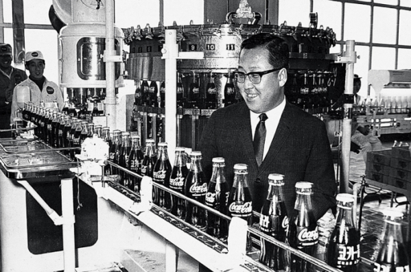 ▲박용곤 두산그룹 명예회장이 1968년 6월 한양식품 독산동 공장에서국내에서 첫 생산되는 코카콜라 제품 라인을 둘러보고 있다.(사진제공=두산그룹)