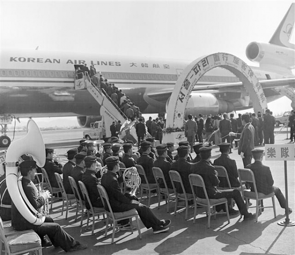 ▲1975년 파리 직행 노선 첫 취항에 앞서 대한항공 관계자들이 기념 행사를 진행하고 있다. 사진제공 대한항공