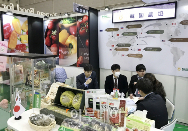▲농협 경제지주는 5일부터 8일까지 일본 치바현 마쿠하리멧세에서 열리는 2019 동경식품박람회(Foodex Japan 2019)에 농협관을 운영하고 있다고 밝혔다. 특히 올해는 일본에 신품종 딸기를 100만 달러 이상 수출한다는 계획이다.(농협)