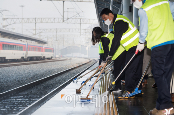 ▲코레일 직원들이 5일 대전역에서 물청소를 하고 있다.(코레일)