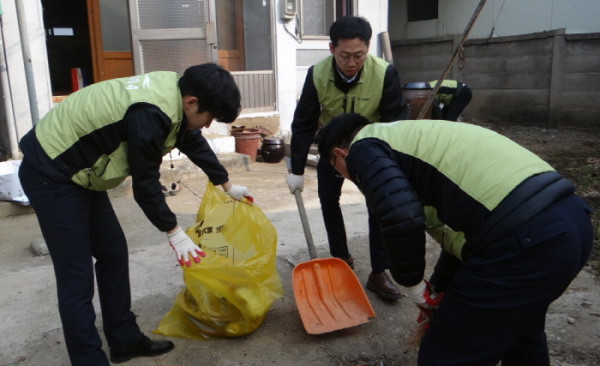 ▲한국석유관리원 직원들이 7일 진천읍에 거주하는 독거노인집을 방문해 청소를 하고 있는 모습.(한국석유관리원)