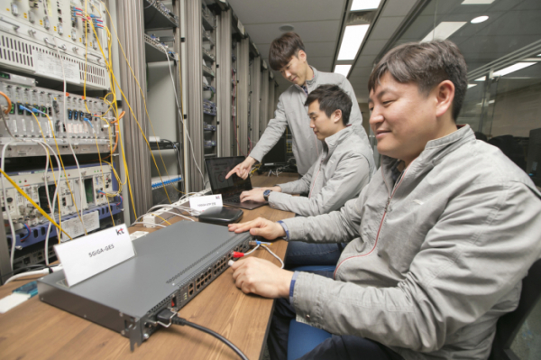 ▲ KT 직원들이 기존 UTP 케이블을 통해 5기가 UTP 상용 장비의 인터넷 속도품질을 검증 하고 있다.(사진제공= KT)