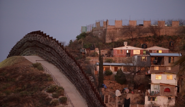 ▲미국 애리조나주 노게일스와 멕시코 노갈라스시(오른쪽)가 철조망을 두른 장벽에 가로막혀 있다. 노게일스/AP뉴시스 

