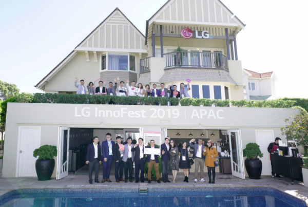 ▲3월 호주 시드니에서 열린 올해 첫 'LG 이노페스트'. 참가자들이 ‘LG 홈’ 앞에서 기념촬영을 하고 있다.(사진제공 LG전자)