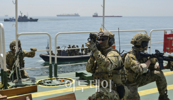 ▲청해부대원들이 해적에 피랍된 선박에 침투해 진압을 하고 있다.(사진제공=해양수산부)