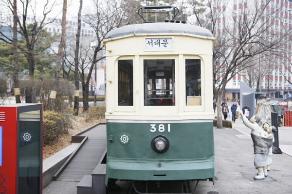 ▲서울역사박물관 앞에 시워진 노면전차. 1930년대 서울 시내를 운행한 전차 381호(등록문화재 467호)로, 복원된 형태다.(사진제공=이하 한국관광공사)