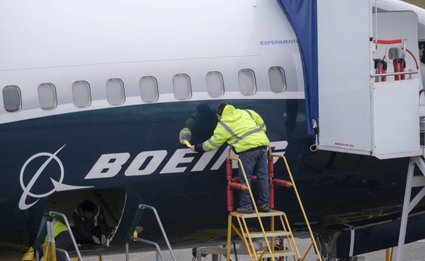 ▲보잉 기술자들이 737맥스9 항공기 주유구 주변을 점검하고 있다. AFP연합뉴스
