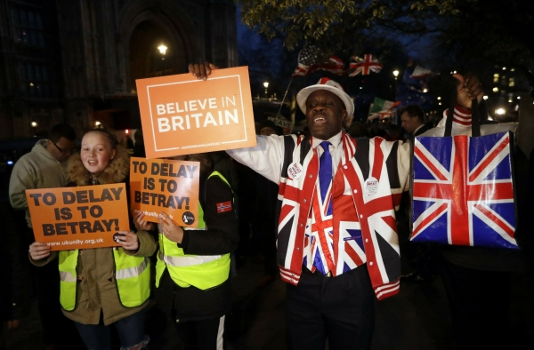 ▲브렉시트 지지자들이 14일(현지시간) 런던 의회 의사당 앞에서 반대 시위를 벌이고 있다. 이들은 이날 하원에서 브렉시트가 3개월 연기로 결정난 데 대해 거세게 반발했다. 런던/AP연합뉴스
