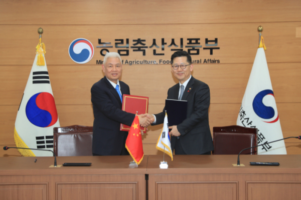 ▲농림축산식품부는 13일 한국산 수생동물용 배합사료의 중국 수출을 위한 수출기업 등록절차가 마무리됐다고 18일 밝혔다. 사진은 지난해 12월 배합사료 검역·위생조건 약정식 모습. 오른쪽부터 김현수 농식품부 차관, 리궈 중국 해관총서장(사진 제공=농림축산식품부)