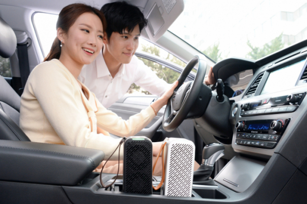 ▲LG전자가 22일 휴대용 공기청정기 ‘LG 퓨리케어 미니 공기청정기’를 출시한다. 사진은 모델이 자동차에서 LG 퓨리케어 미니 공기청정기를 사용하는 모습(사진제공 LG전자)