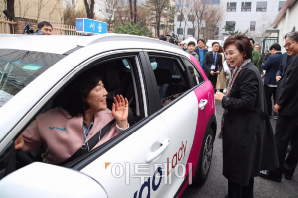 ▲김현미 국토교통부 장관이 20일 웨이고 레이디 택시 운전자와 인사를 하고 있다. 웨이고 레이디는 기아자동차의 소형 SUV인 '니로'로 운행된다.(사진제공=국토교통부)