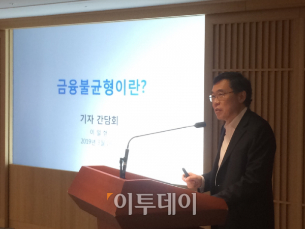 ▲전통적 매파(통화긴축)인 이일형 위원은 20일 서울 중구 태평로 한은 본점에서 열린 출입기자 오찬 간담회에서 또 한번 금융불균형을 강조하고 나섰다. 성장세가 잠재성장세이고 물가도 집값을 감안할 경우 낮지 않다는 판단이라 사실상 금융불균형 해소를 위해 추가 금리인상에 나설 필요가 있다고 밝힌 것이다. 다만 소수의견이 언제 나올지에 대해서는 즉답을 피해 추가 금리인상 시기가 빠르지는 않을 것임을 시사했다. 사진은 이날 이 위원이 강연하는 모습. 