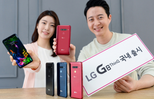 ▲LG전자가 22일 국내 이동통신 3사와 자급제 채널을 통해 LG G8 ThinQ를 국내 출시한다. LG전자 모델들이 LG G8 ThinQ를 소개하고 있다.(사진제공 LG전자)