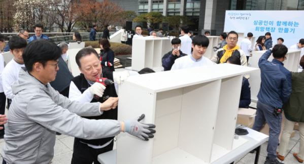 ▲박용만 대한상의 회장은 대한상의 회장단 및 임직원들과 함께 21일 세종대로 대한상의회관에서 상공인 주간을 기념하여 지역아동센터에 전달할 책장을 만들고 있다.(사진 제공=대한상의)